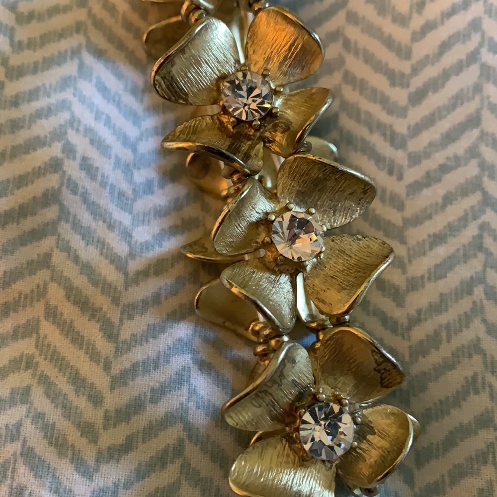 Gold plated floral bracelet with rhinestones - Picture 4 of 4